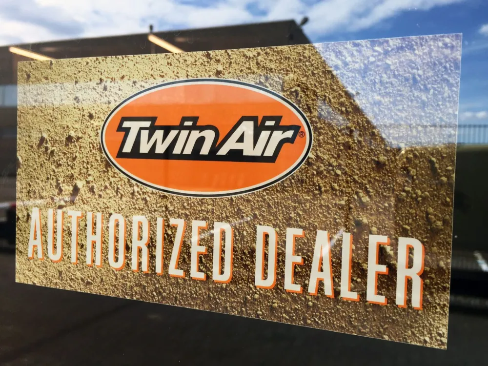 Nejlepší Volba "Authorized Dealer" Nálepka TwinAir 177714 (110x200mm) vně okna